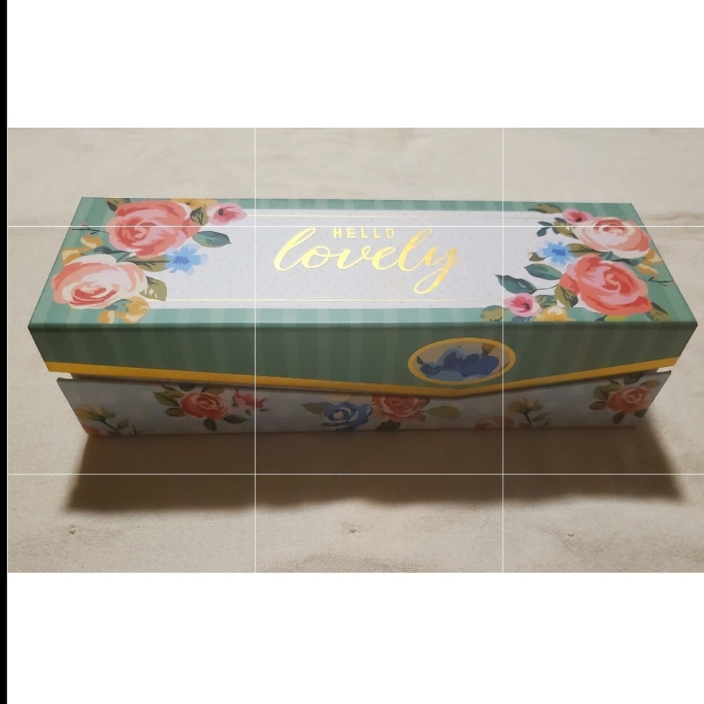 "HELLO lovely" Rose Box